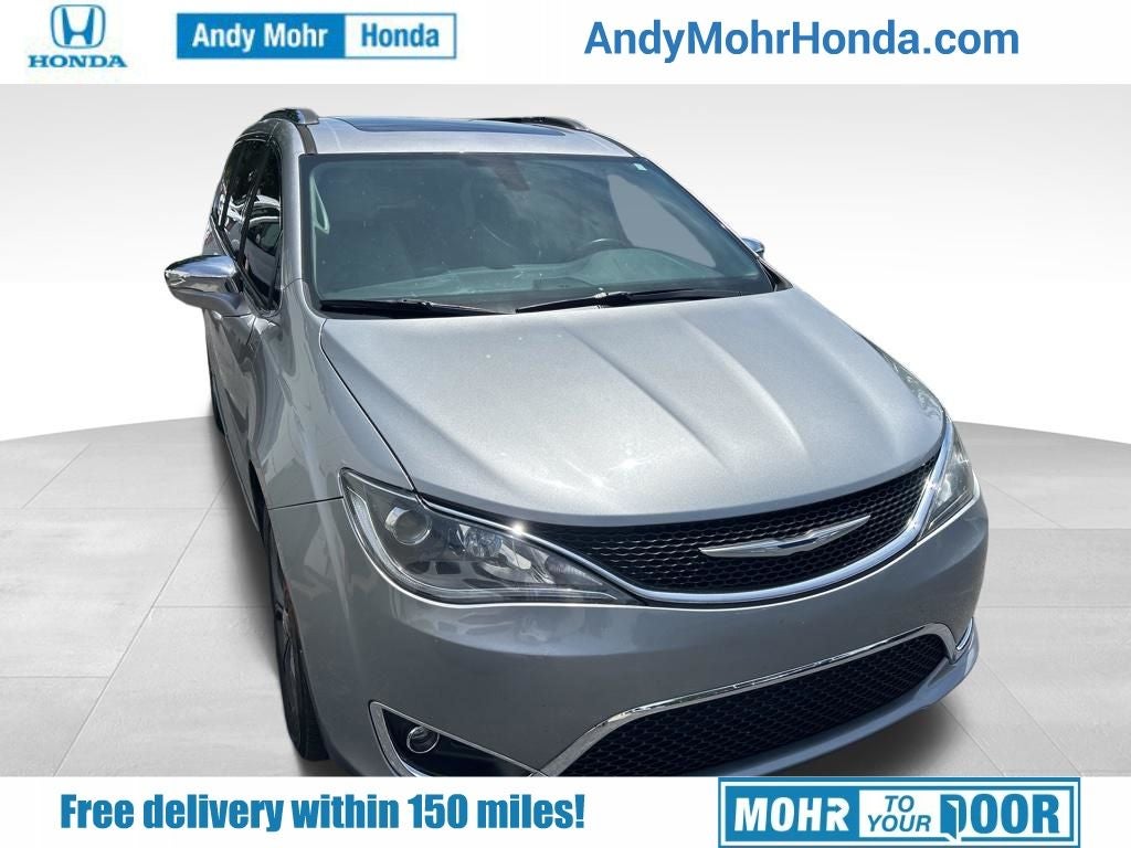 2017 Chrysler Pacifica Limited's photo